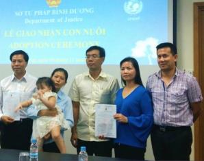 Nhận nuôi hai con nuôi cùng lúc có được hay không?