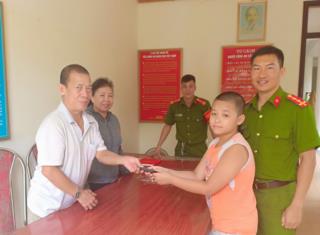 Nhặt được của rơi thì đem trả có được thưởng hay không?