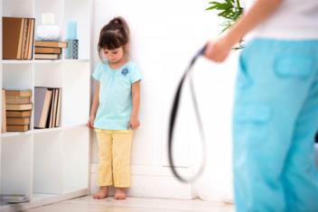 Cha mẹ đánh con có phải bạo lực gia đình? Bị phạt hay không?